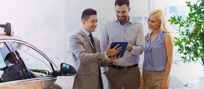 ipad selling car buyers in dealership