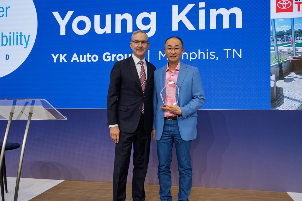 Leader in sustainability award with ken and young 2000px